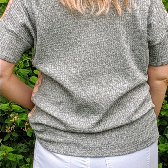 V-Neck Animal Print Top - brand new! Size Large - Picture 3 of 4